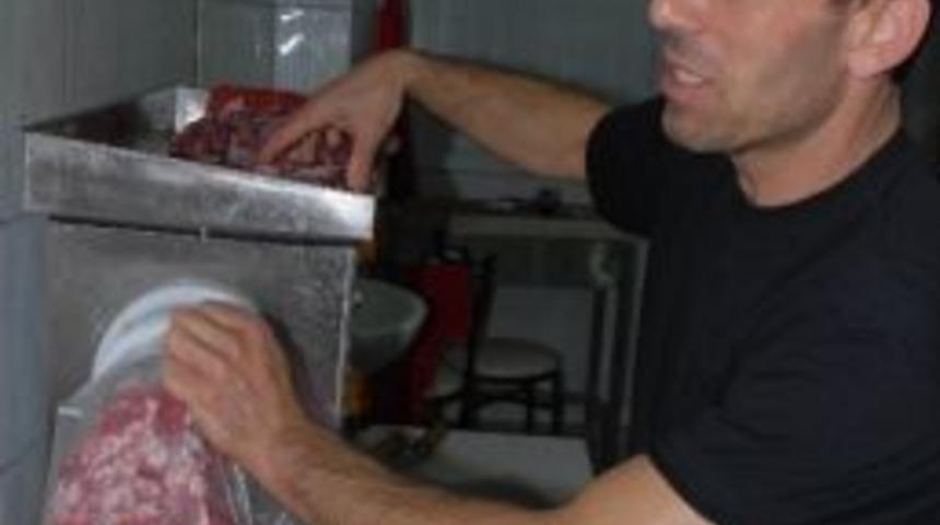 Et Satışı Duran Kasaplarda Kıyma &Ccedil;ekme Mesaisi