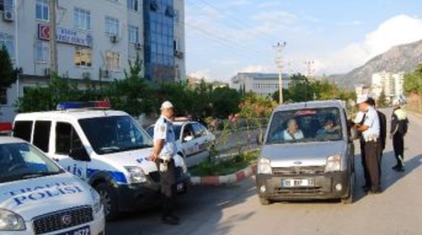 Polis, S&uuml;r&uuml;c&uuml;lere Hem &Ccedil;ikolata İkram Etti Hem Kuraları Hatırlattı