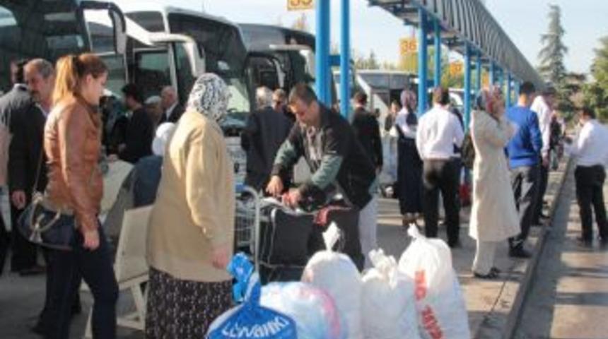 D&ouml;n&uuml;ş Başladı, Otob&uuml;sler Hem Yolcu Hem Kurban Eti Taşıyor