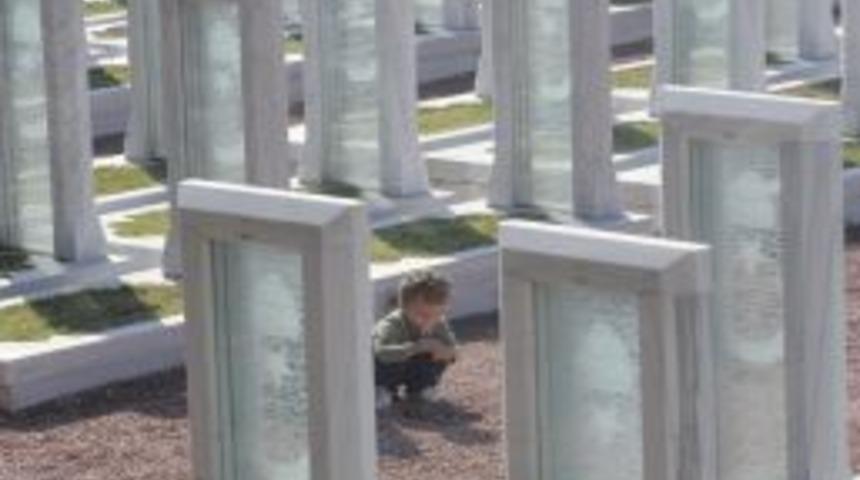 &Ccedil;anakkale Şehitliklerinde Bayram Hareketliliği Yaşanıyor