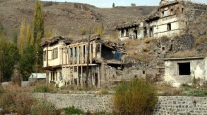 Tarihi Evler Ve Hamamlar Yıkılıyor