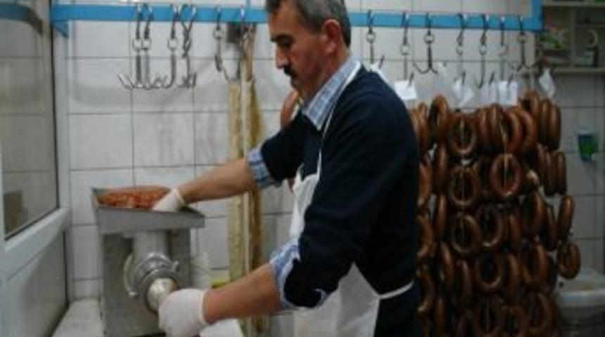 Alaplı&rsquo;da Kasaplarda Sucuk Ve Kıyma Mesaisi