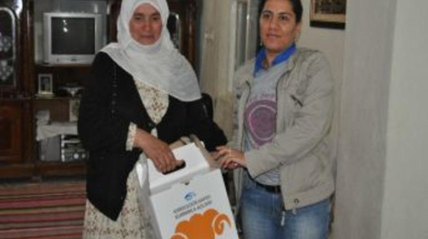 Kimse Yok Mu Derneği&rsquo;nden Yoksul Ailelere Et Ve Oyuncak Dağıtımı