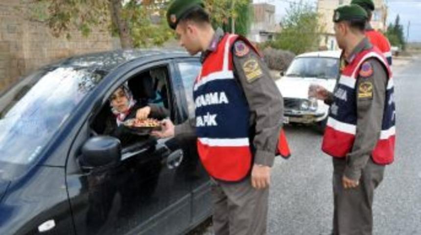 Jandarma S&uuml;r&uuml;c&uuml;lere &Ccedil;ikolata Ve Şeker Dağıttı