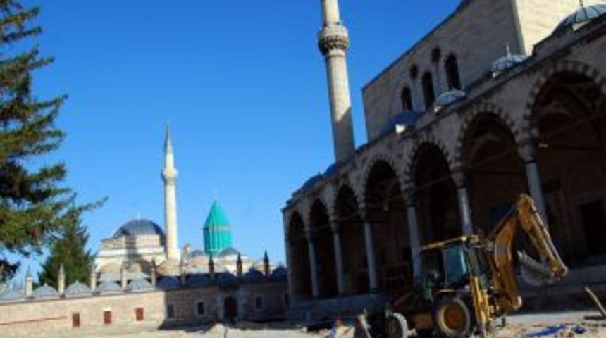 Mevlana T&uuml;rbesi'nin &Ccedil;evresi G&uuml;zelleşiyor