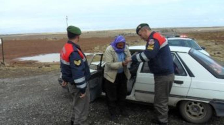 Jandarma, Uygulama Noktasında S&uuml;r&uuml;c&uuml;lere Şeker Dağıttı