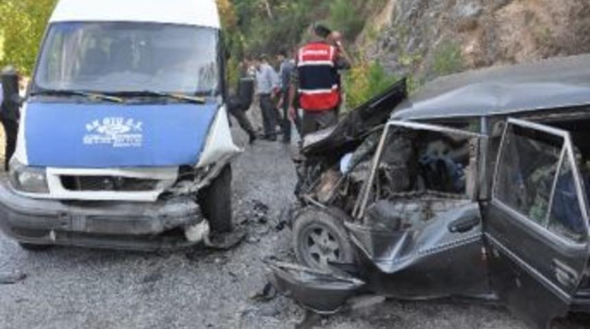 Minib&uuml;s İle Otomobil &Ccedil;arpıştı: 12 Yaralı
