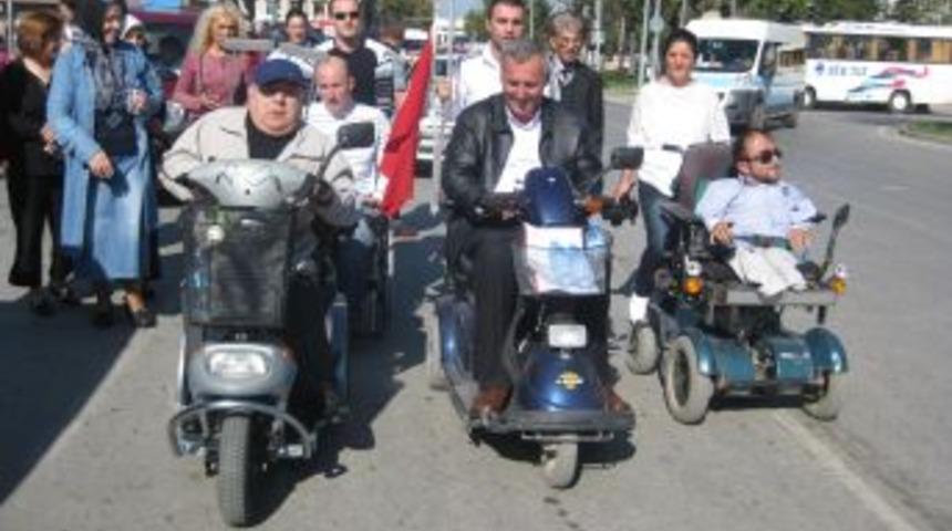 Engelliler Ter&ouml;r Sorununun &Ccedil;&ouml;z&uuml;m&uuml; I&ccedil;in Ak&uuml;l&uuml; Ara&ccedil;larıyla Ankara'ya Gidiyor