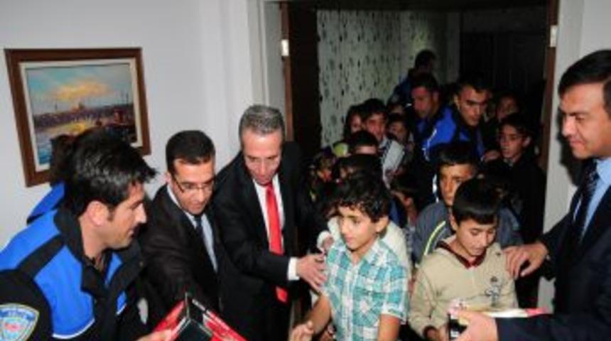Van İl Emniyet M&uuml;d&uuml;r&uuml;'ne Depremzede &Ccedil;ocuklardan Bayram S&uuml;rprizi