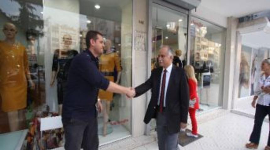 Bayraklı Belediye Başkanı Hasan Karabağ Esnafla Bayramlaştı