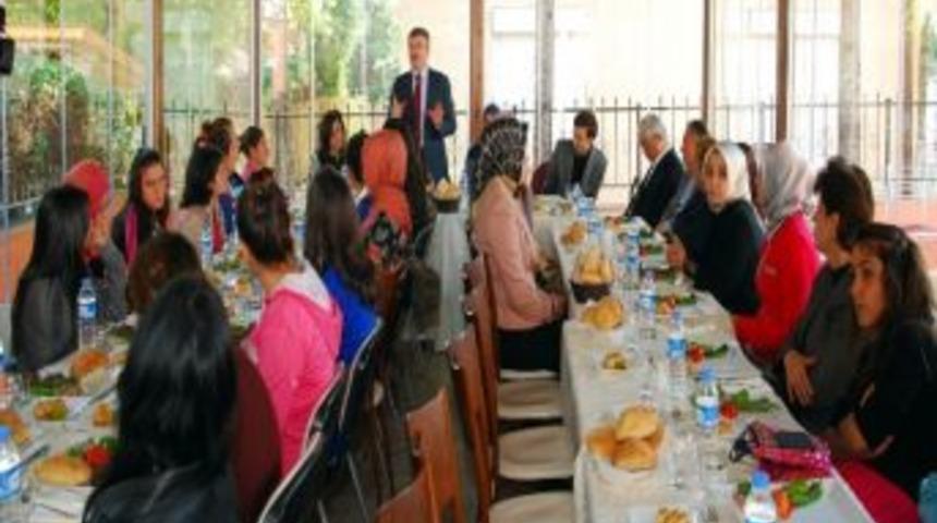 Başkan Aky&uuml;rek &Ouml;ğrenciler Ve Vatandaşlarla Bayramlaştı