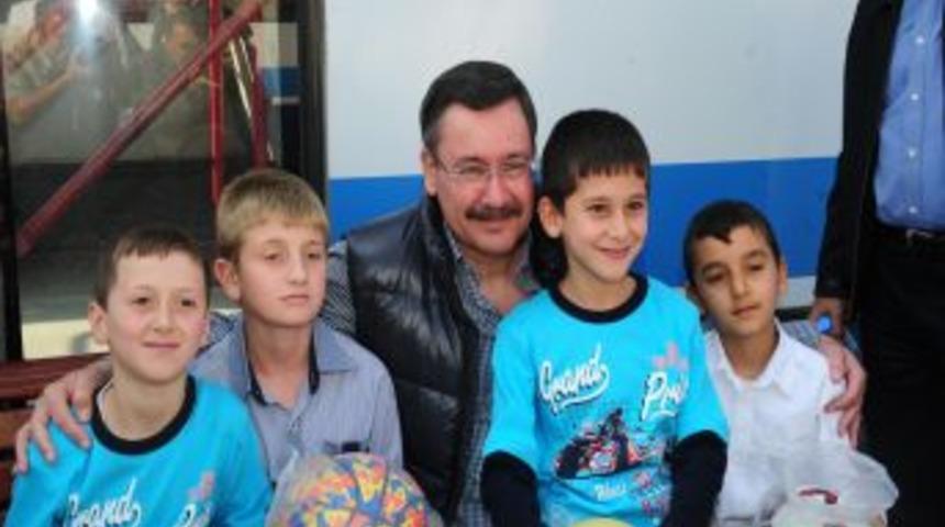 Başkan G&ouml;k&ccedil;ek, &Ccedil;ocuklara Top Ve Oyuncak Dağıttı