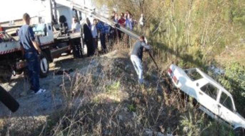 Karadeniz Ereğli'de Otomobil Dereye U&ccedil;tu: 3 Yaralı