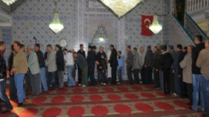 Kırklareli Valisi Yaman, Sel Felaketinin Yaşandığı B&uuml;y&uuml;kkarıştıran Beldesindeki Vatandaşlarla Bayramlaştı