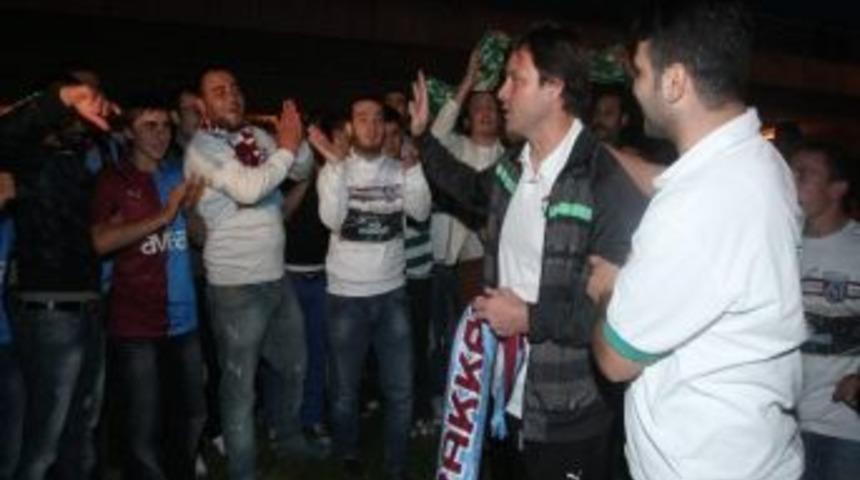 Bursaspor'u Trabzonspor Taraftarı Pankartlar İle Karşıladı