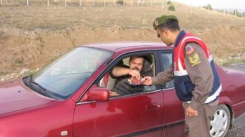 Jandarma Trafik Ekipleri Hem Uyardı Hem &Ccedil;ikolata İkram Etti