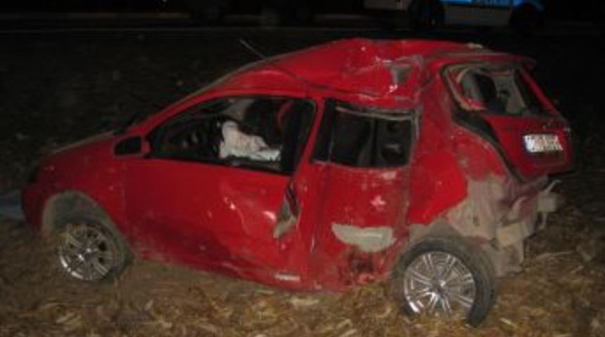 Yoldan &Ccedil;ıkan Otomobil Direğe &Ccedil;arptı: 2 Yaralı