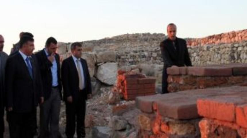 Bakan Yılmaz, Şehit Ailesini Ziyaret Etti