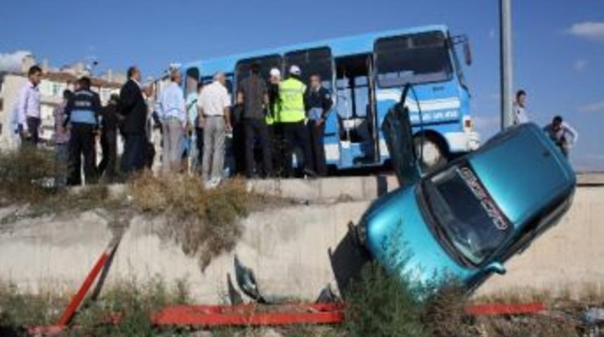 Yolcu Minibüsü İle Otomobil Çarpıştı: 3 Yaralı