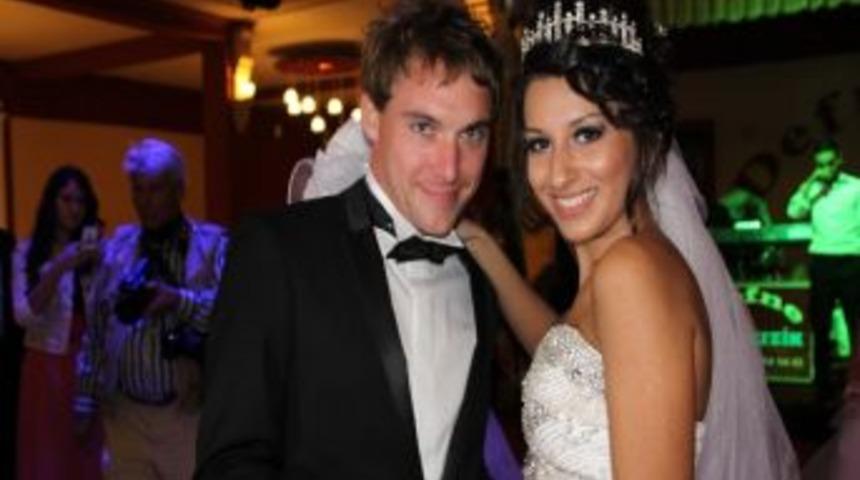 Sevdiği Kız Uğruna M&uuml;sl&uuml;man Olan İngiliz Gen&ccedil; Muradına Erdi