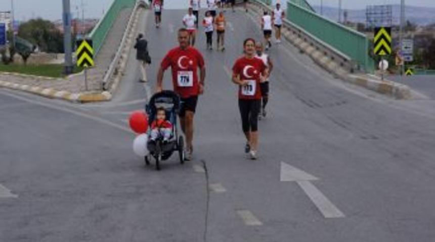 Cumhuriyet I&ccedil;in Koştular