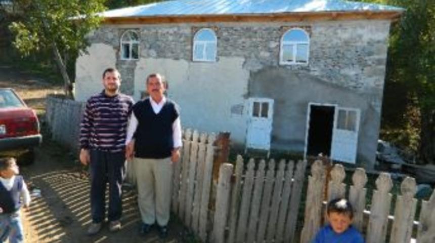 G&uuml;rcistan'daki Camiler Posof M&uuml;ft&uuml;s&uuml;n&uuml; Ağlattı