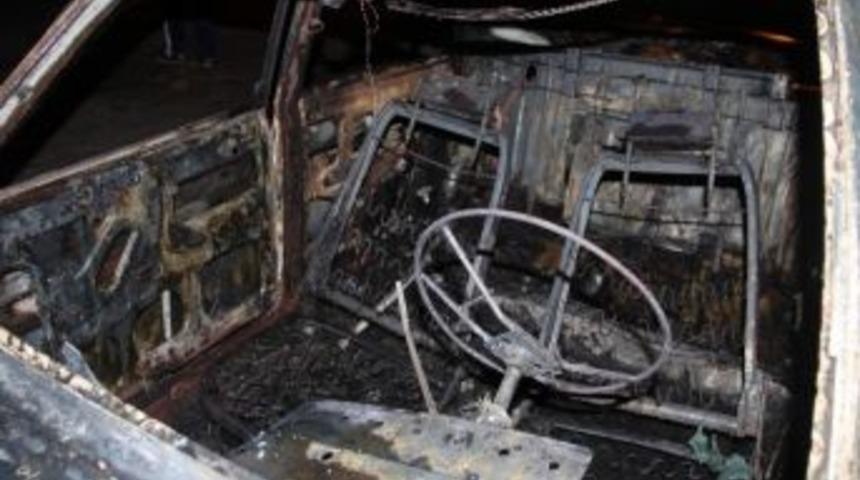 Yanan Otomobilden Sağ &Ccedil;ıktı