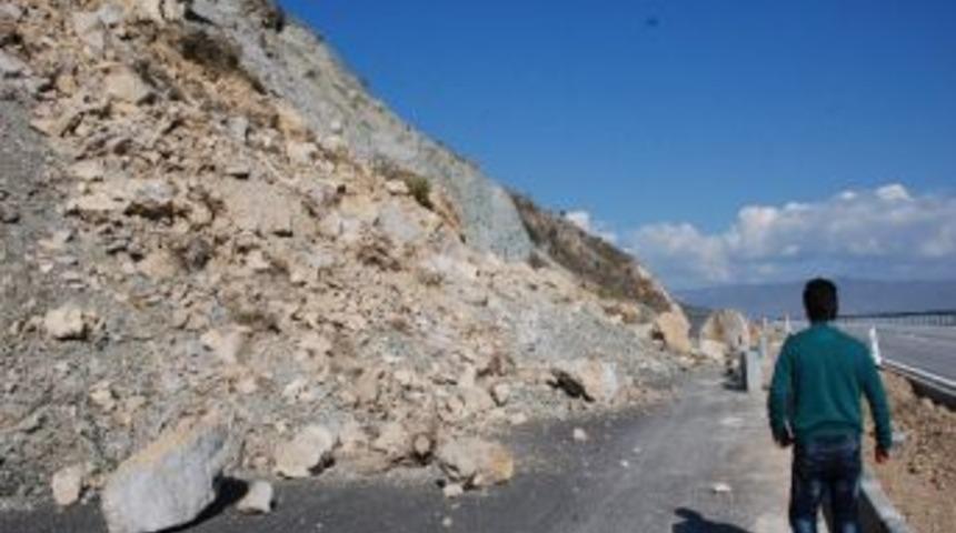 &Ccedil;evre Yolunda Toprak Kayması