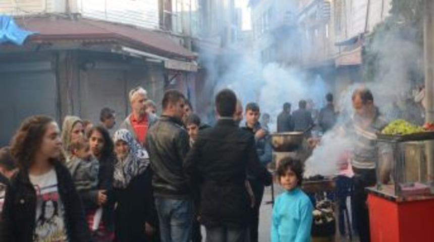 G&uuml;neşin Y&uuml;z&uuml;n&uuml; G&ouml;stermesiyle Vatandaş Kendini Sokağa Attı