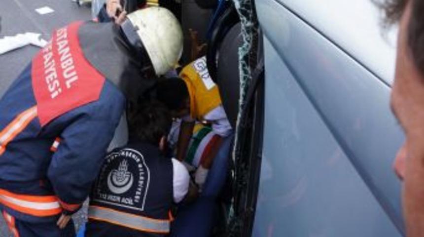 Bariyere &Ccedil;arpan Otomobil Takla Attı: 3 Yaralı