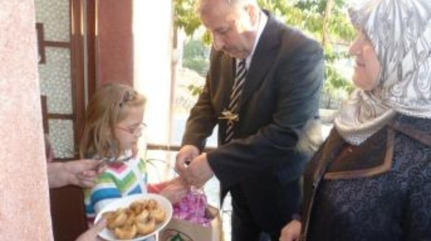 Başkan Yılmaz Yetim Ve &Ouml;ks&uuml;zleri Bayramda Unutmadı