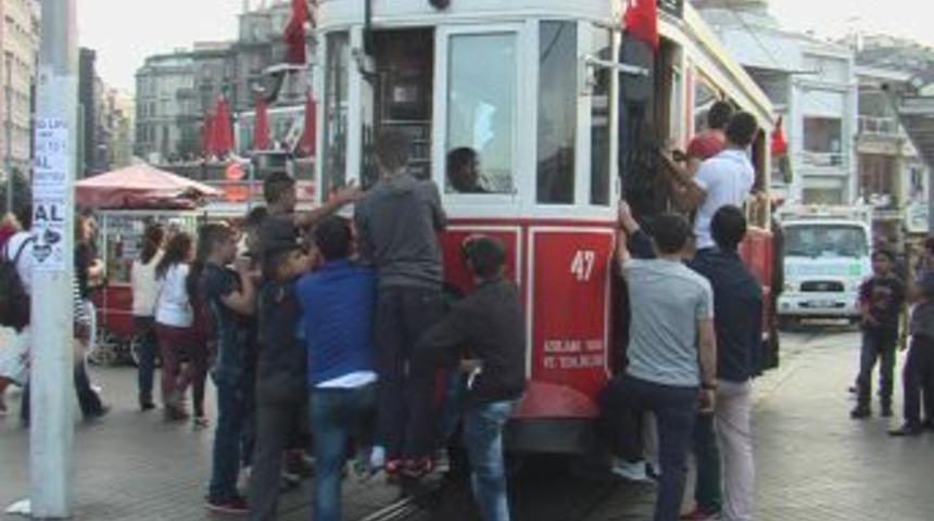 &Ccedil;ocukların Tramvayla Tehlikeli Oyunu