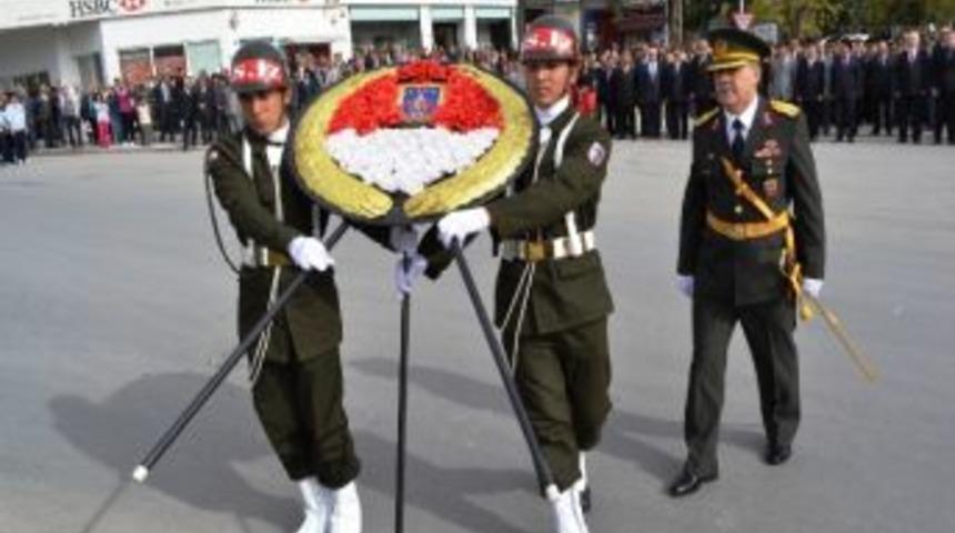 Cumhuriyetin 89. Yılı Nedeniyle Atat&uuml;rk Anıtına &Ccedil;elenk Koyuldu