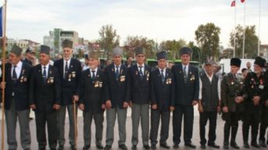 Sakarya Protokolü Cumhuriyet Bayramı Dolayısıyla Atatürk Anıtına Çelenk Sundu