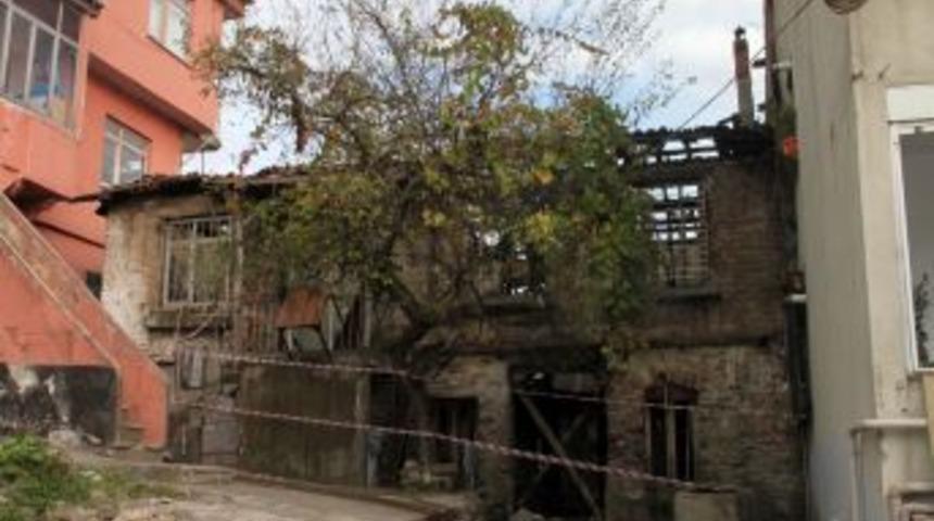 İki Katlı Metruk Bina Tamamen Yandı