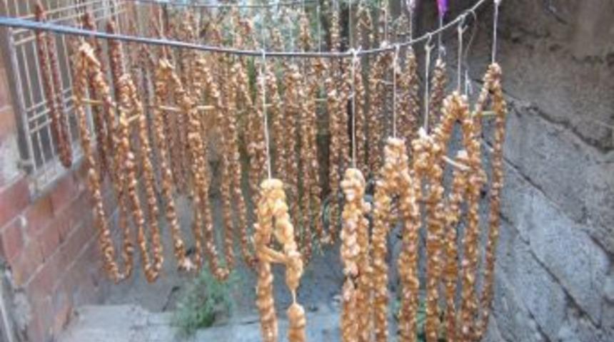 Bağbozumunda Toplanan Üzümden Pestil Ve Cevizli Sucuk Yapılıyor