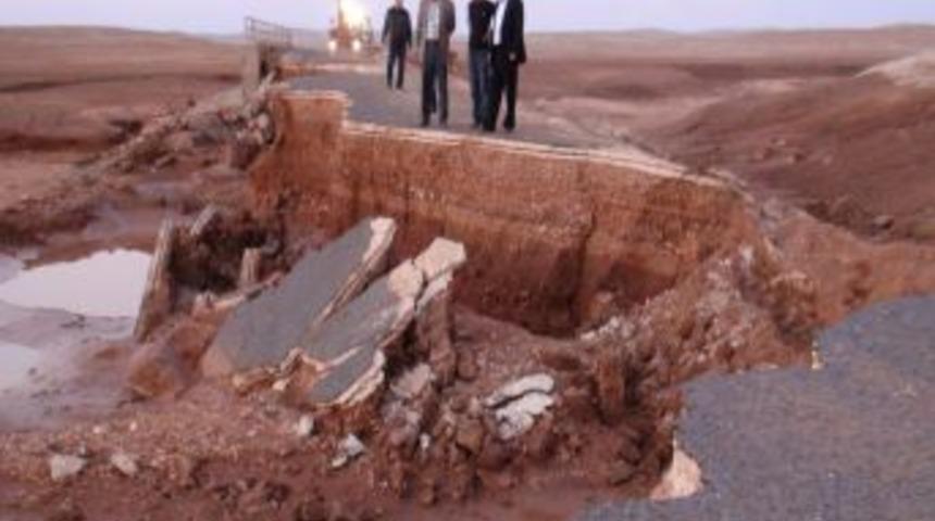 Şanlıurfa'da Sele Kapılan Ara&ccedil;lar Sınırı Aştı; 5 Ara&ccedil; Suriye'de &Ccedil;ıktı