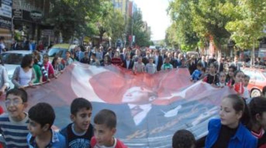 Adıyaman&rsquo;da Cumhuriyet Y&uuml;r&uuml;y&uuml;ş&uuml; D&uuml;zenlendi
