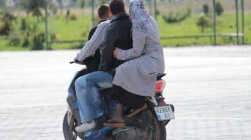 Hem Kasksız, Hem 4 Kişi Seyahat