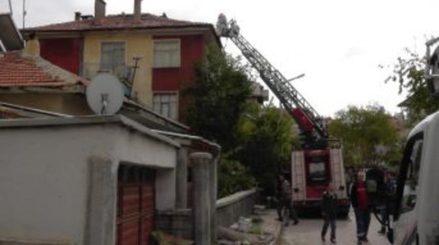 Beyşehir'de &Ccedil;atı Yangını B&uuml;y&uuml;meden S&ouml;nd&uuml;r&uuml;ld&uuml;