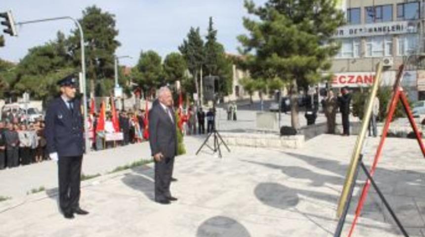 29 Ekim &ccedil;elenk sunma t&ouml;reni