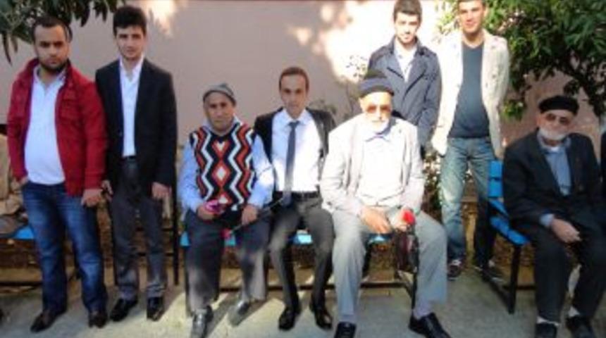 AK Parti'li Gen&ccedil;lerden Huzurevindeki Yaşlılara Bayram Ziyareti