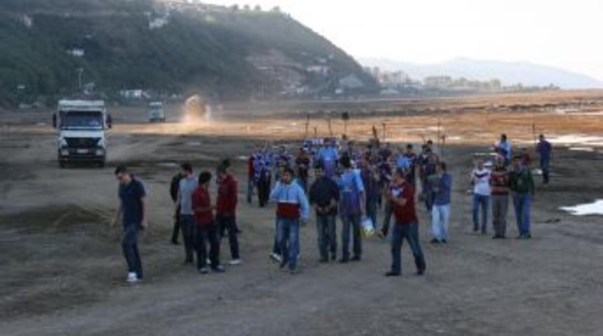 Trabzonsporlu Taraftarlar, Oyuncak Kamyonlarla Stat I&ccedil;in Dolgu Yaptı