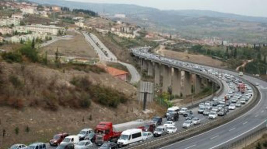 TEM'de Tatil D&ouml;n&uuml;ş&uuml; Trafik Fel&ccedil; Oldu, Ara&ccedil;lar 'dur-kalk' Ilerliyor