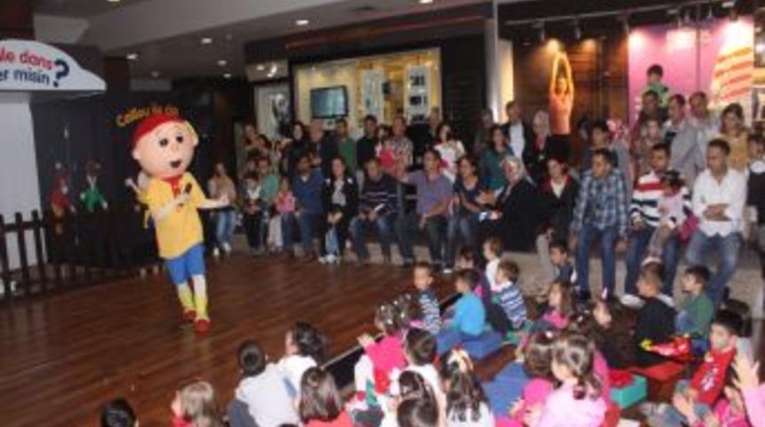 Bayramın Son G&uuml;n&uuml;nde Vatandaşlar AVM&rsquo;lere Akın Etti