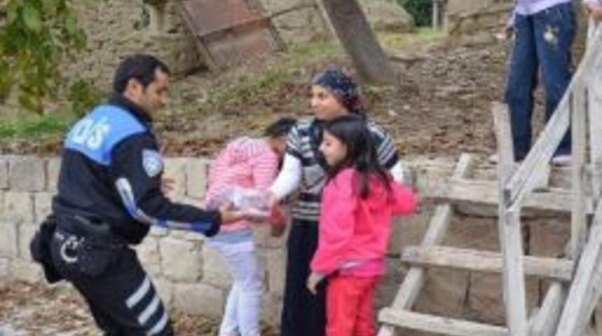 Polis Kurban Eti Dağıttı