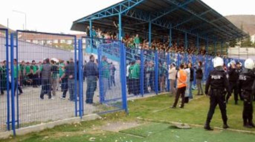 Boz&uuml;y&uuml;kspor - Sakaryaspor Ma&ccedil;ında Olaylar &Ccedil;ıktı