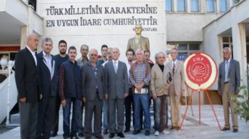 CHP, Vakfıkebir&rsquo;de Atat&uuml;rk Anıtı'na &Ccedil;elenk Bıraktı