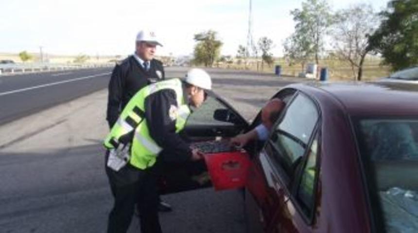 Kulu Makas Trafikten S&uuml;r&uuml;c&uuml;lere &Ccedil;ikolata İkramı