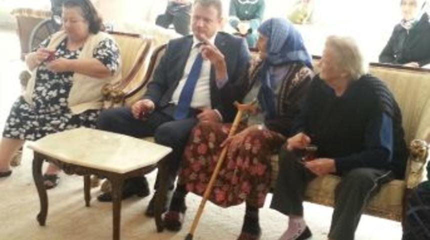 Huzurevine Ve Kız Yetiştirme Yurduna Bayram Ziyareti